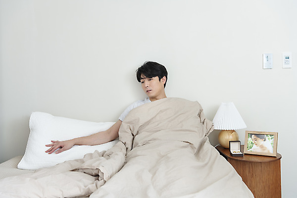 포토 JPG 응시 남자 맨라이프 액자 남편 실내 한명 앉기 상반신 성인 앞모습 30대 기댐 이불 한국인 침대 스탠드 아내 결혼반지 반지케이스 그리움 우울감 이혼 싱글라이프 성인남자한명만 돌싱 공허 국내포토 1 라이프스타일 시선 감정 뷰포인트 가구 결혼 컨셉 침구 모션 조명 사람 동양인 내부 장년 반지 보관함 남자한명만 성인남자만 파일형식