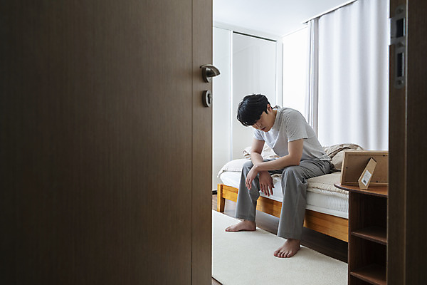 포토 JPG 전신 응시 남자 맨라이프 액자 남편 실내 한명 앉기 성인 옆모습 30대 문 한국인 침대 그리움 우울감 이혼 싱글라이프 성인남자한명만 돌싱 공허 국내포토 1 라이프스타일 시선 감정 뷰포인트 가구 컨셉 모션 사람 동양인 내부 장년 남자한명만 성인남자만 파일형식