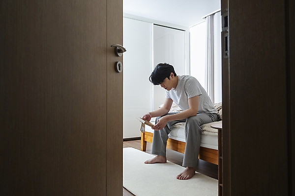 포토 JPG 전신 응시 남자 맨라이프 액자 남편 실내 한명 들기 앉기 성인 옆모습 30대 문 한국인 침대 그리움 우울감 이혼 싱글라이프 성인남자한명만 돌싱 공허 국내포토 1 라이프스타일 시선 감정 뷰포인트 가구 컨셉 모션 사람 동양인 내부 장년 남자한명만 성인남자만 파일형식