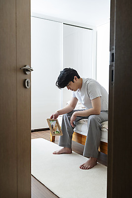 포토 JPG 전신 응시 남자 맨라이프 액자 남편 실내 한명 들기 앉기 성인 옆모습 30대 문 한국인 침대 그리움 우울감 이혼 싱글라이프 성인남자한명만 돌싱 공허 국내포토 1 라이프스타일 시선 감정 뷰포인트 가구 컨셉 모션 사람 동양인 내부 장년 남자한명만 성인남자만 파일형식