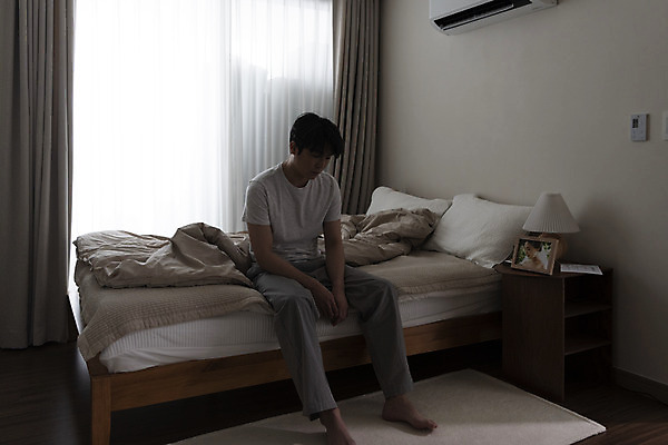 포토 JPG 전신 남자 맨라이프 액자 남편 실내 한명 앉기 성인 옆모습 30대 어둠 한국인 침대 고민 그리움 우울감 이혼 싱글라이프 성인남자한명만 돌싱 공허 국내포토 1 라이프스타일 감정 뷰포인트 가구 컨셉 모션 사람 동양인 내부 장년 남자한명만 성인남자만 파일형식