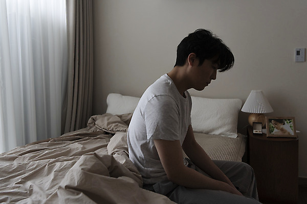 포토 JPG 남자 맨라이프 액자 남편 실내 한명 앉기 상반신 성인 옆모습 30대 어둠 한국인 침대 고민 그리움 우울감 이혼 싱글라이프 성인남자한명만 돌싱 공허 국내포토 1 라이프스타일 감정 뷰포인트 가구 컨셉 모션 사람 동양인 내부 장년 남자한명만 성인남자만 파일형식
