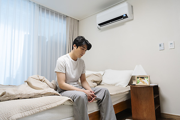 포토 JPG 응시 남자 맨라이프 액자 남편 실내 한명 앉기 상반신 성인 옆모습 30대 한국인 침대 고민 그리움 우울감 이혼 싱글라이프 성인남자한명만 돌싱 공허 국내포토 1 라이프스타일 시선 감정 뷰포인트 가구 컨셉 모션 사람 동양인 내부 장년 남자한명만 성인남자만 파일형식