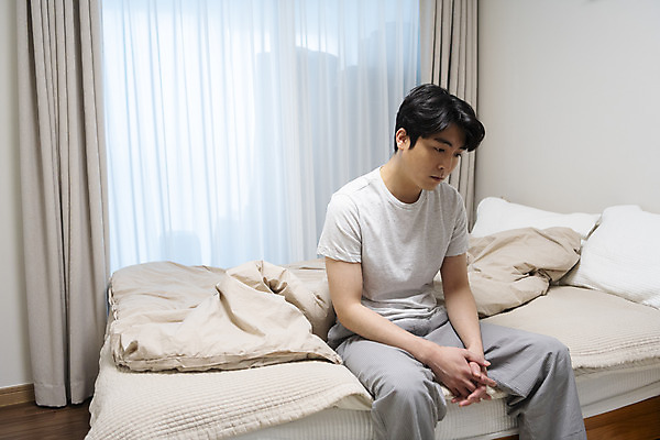 포토 JPG 응시 남자 맨라이프 남편 실내 한명 앉기 상반신 성인 옆모습 30대 한국인 침대 고민 그리움 우울감 이혼 싱글라이프 성인남자한명만 돌싱 공허 국내포토 1 라이프스타일 시선 감정 뷰포인트 가구 컨셉 모션 사람 동양인 내부 장년 남자한명만 성인남자만 파일형식
