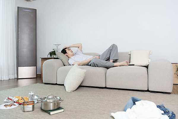 포토 JPG 전신 남자 맨라이프 거실 남편 실내 한명 성인 옆모습 30대 소파 눕기 한국인 찡그림 냄비 안주 괴로움 캔맥주 우울감 이혼 싱글라이프 성인남자한명만 돌싱 공허 국내포토 1 라이프스타일 감정 뷰포인트 컨셉 의자 모션 맥주 표정 사람 동양인 내부 장년 캔 솥 남자한명만 성인남자만 파일형식