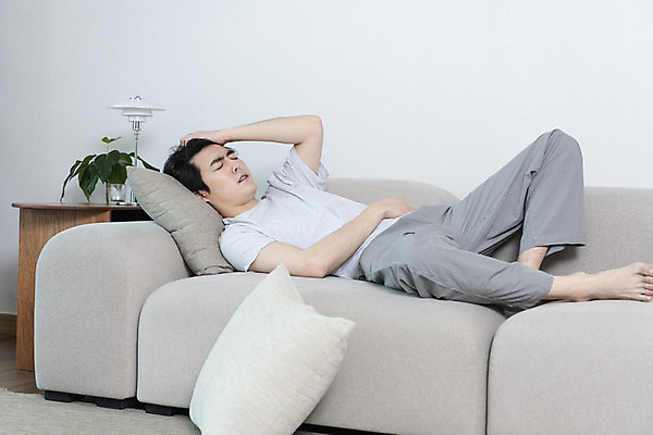 포토 JPG 전신 남자 맨라이프 거실 남편 실내 한명 성인 옆모습 30대 소파 눕기 눈감음 한국인 찡그림 괴로움 우울감 이혼 싱글라이프 성인남자한명만 돌싱 공허 국내포토 1 라이프스타일 감정 뷰포인트 컨셉 의자 모션 표정 사람 동양인 내부 장년 남자한명만 성인남자만 파일형식