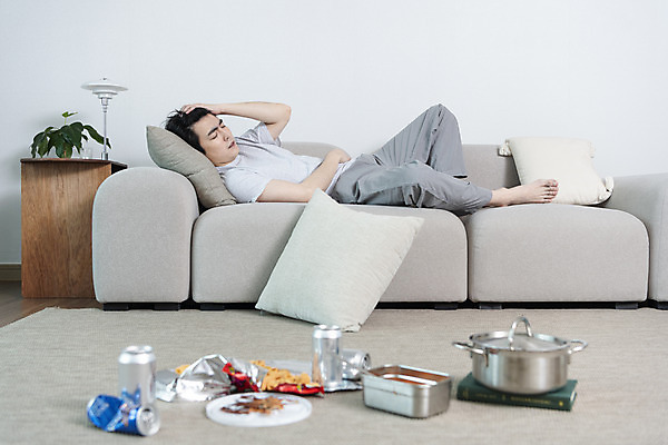 포토 JPG 전신 남자 맨라이프 거실 남편 실내 한명 성인 옆모습 30대 소파 눕기 과자 눈감음 한국인 냄비 안주 괴로움 캔맥주 우울감 이혼 싱글라이프 성인남자한명만 돌싱 공허 국내포토 1 라이프스타일 감정 뷰포인트 컨셉 의자 모션 디저트 맥주 사람 동양인 내부 장년 캔 솥 남자한명만 성인남자만 파일형식