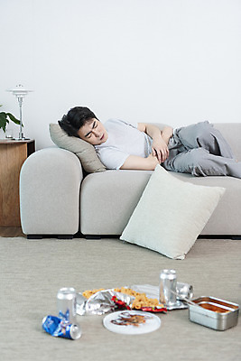 포토 JPG 남자 맨라이프 거실 남편 실내 한명 상반신 성인 옆모습 30대 소파 눕기 과자 눈감음 한국인 안주 괴로움 캔맥주 우울감 이혼 싱글라이프 성인남자한명만 돌싱 공허 국내포토 1 라이프스타일 감정 뷰포인트 컨셉 의자 모션 디저트 맥주 사람 동양인 내부 장년 캔 남자한명만 성인남자만 파일형식