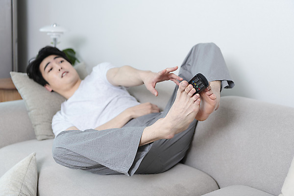 포토 JPG 전신 응시 남자 맨라이프 거실 남편 실내 한명 들기 성인 옆모습 30대 소파 눕기 한국인 잡기 리모컨 손뻗기 이혼 싱글라이프 성인남자한명만 돌싱 국내포토 1 라이프스타일 시선 뷰포인트 의자 모션 사람 동양인 내부 장년 남자한명만 성인남자만 파일형식 가구 인종 생활 남자만 성인만 생활용품 오브젝트