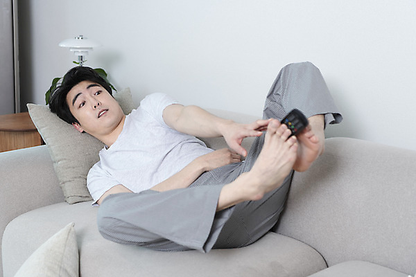 포토 JPG 전신 응시 남자 맨라이프 거실 남편 실내 한명 성인 옆모습 30대 소파 눕기 한국인 잡기 리모컨 손뻗기 이혼 싱글라이프 성인남자한명만 돌싱 국내포토 1 라이프스타일 시선 뷰포인트 의자 모션 사람 동양인 내부 장년 남자한명만 성인남자만 파일형식