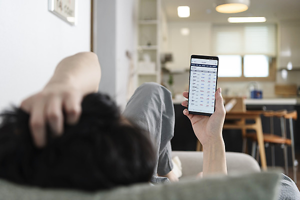 포토 JPG 전신 남자 맨라이프 비즈니스 남편 실내 한명 들기 성인 뒷모습 아웃포커스 30대 금융 스마트폰 눕기 한국인 주식 이혼 싱글라이프 성인남자한명만 돌싱 국내포토 1 라이프스타일 뷰포인트 모션 촬영기법 사람 동양인 내부 장년 경제 핸드폰 스마트기기 남자한명만 성인남자만 파일형식