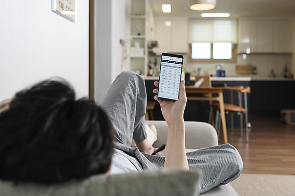 포토 JPG 전신 남자 맨라이프 비즈니스 남편 실내 한명 들기 성인 뒷모습 30대 금융 스마트폰 눕기 주방 한국인 주식 이혼 싱글라이프 성인남자한명만 돌싱 국내포토 1 라이프스타일 뷰포인트 모션 사람 동양인 내부 장년 경제 핸드폰 스마트기기 남자한명만 성인남자만 파일형식