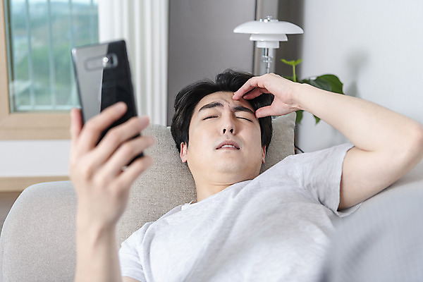 포토 JPG 응시 남자 맨라이프 비즈니스 남편 실내 한명 들기 상반신 성인 앞모습 30대 스마트폰 눕기 한국인 주식 괴로움 우울감 이혼 싱글라이프 성인남자한명만 돌싱 공허 국내포토 1 라이프스타일 시선 감정 뷰포인트 컨셉 모션 사람 동양인 내부 장년 금융 핸드폰 스마트기기 남자한명만 성인남자만 파일형식