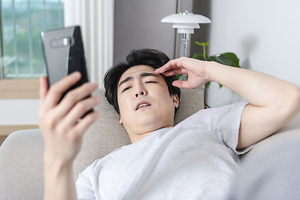 포토 JPG 응시 남자 맨라이프 비즈니스 남편 실내 한명 들기 상반신 성인 앞모습 30대 스마트폰 눕기 한국인 주식 괴로움 우울감 이혼 싱글라이프 성인남자한명만 돌싱 공허 국내포토 1 라이프스타일 시선 감정 뷰포인트 컨셉 모션 사람 동양인 내부 장년 금융 핸드폰 스마트기기 남자한명만 성인남자만 파일형식