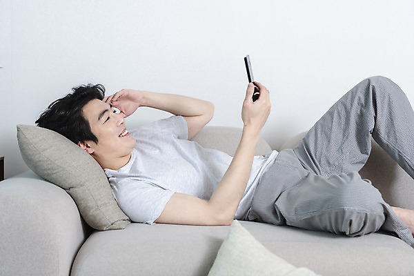 포토 JPG 응시 남자 맨라이프 비즈니스 남편 실내 한명 미소 들기 상반신 성인 옆모습 30대 스마트폰 소파 눕기 한국인 주식 즐거움 이혼 싱글라이프 성인남자한명만 돌싱 국내포토 1 라이프스타일 시선 감정 뷰포인트 의자 모션 표정 사람 동양인 내부 장년 금융 핸드폰 스마트기기 남자한명만 성인남자만 파일형식