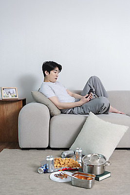 포토 JPG 전신 응시 남자 맨라이프 액자 거실 비즈니스 남편 실내 한명 들기 앉기 성인 옆모습 30대 스마트폰 소파 과자 놀람 한국인 냄비 주식 안주 캔맥주 우울감 이혼 싱글라이프 성인남자한명만 돌싱 공허 국내포토 1 라이프스타일 시선 감정 뷰포인트 컨셉 의자 모션 디저트 맥주 표정 사람 동양인 내부 장년 금융 핸드폰 스마트기기 캔 솥 남자한명만 성인남자만 파일형식