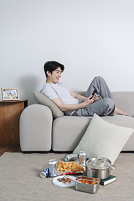 포토 JPG 전신 응시 남자 맨라이프 액자 거실 남편 실내 한명 미소 들기 앉기 성인 옆모습 30대 스마트폰 소파 과자 한국인 냄비 주식 안주 즐거움 캔맥주 이혼 싱글라이프 성인남자한명만 돌싱 국내포토 1 라이프스타일 시선 감정 뷰포인트 의자 모션 디저트 맥주 표정 사람 동양인 내부 장년 금융 핸드폰 스마트기기 캔 솥 남자한명만 성인남자만 파일형식