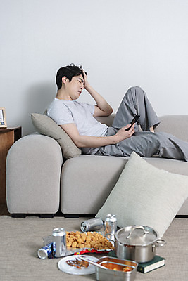 포토 JPG 전신 남자 맨라이프 거실 남편 실내 한명 들기 앉기 성인 옆모습 30대 스마트폰 소파 과자 눈감음 한국인 냄비 주식 안주 괴로움 캔맥주 우울감 이혼 싱글라이프 성인남자한명만 돌싱 공허 국내포토 1 라이프스타일 감정 뷰포인트 컨셉 의자 모션 디저트 맥주 사람 동양인 내부 장년 금융 핸드폰 스마트기기 캔 솥 남자한명만 성인남자만 파일형식