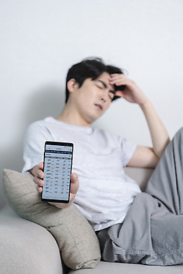 포토 JPG 남자 맨라이프 남편 실내 한명 들기 앉기 상반신 성인 옆모습 30대 스마트폰 소파 눈감음 한국인 찡그림 주식 괴로움 보여주기 우울감 이혼 싱글라이프 성인남자한명만 돌싱 공허 국내포토 1 라이프스타일 감정 뷰포인트 컨셉 의자 모션 표정 사람 동양인 내부 장년 금융 핸드폰 스마트기기 남자한명만 성인남자만 파일형식