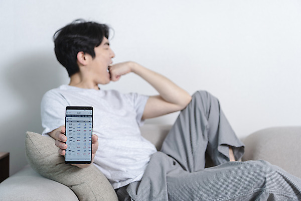 포토 JPG 남자 맨라이프 남편 실내 한명 들기 앉기 상반신 성인 옆모습 30대 스마트폰 소파 주먹 한국인 주식 보여주기 우울감 이혼 싱글라이프 성인남자한명만 돌싱 공허 국내포토 1 라이프스타일 감정 뷰포인트 컨셉 의자 모션 사람 동양인 내부 장년 금융 핸드폰 스마트기기 남자한명만 성인남자만 파일형식