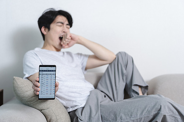 포토 JPG 남자 맨라이프 남편 실내 한명 들기 앉기 상반신 성인 옆모습 30대 스마트폰 소파 눈감음 주먹 한국인 주식 보여주기 우울감 이혼 싱글라이프 성인남자한명만 돌싱 공허 국내포토 1 라이프스타일 감정 뷰포인트 컨셉 의자 모션 사람 동양인 내부 장년 금융 핸드폰 스마트기기 남자한명만 성인남자만 파일형식