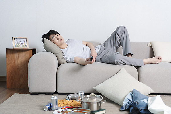 포토 JPG 전신 응시 남자 맨라이프 액자 거실 남편 실내 한명 들기 성인 옆모습 30대 소파 눕기 과자 한국인 냄비 리모컨 안주 티비시청 캔맥주 우울감 이혼 싱글라이프 성인남자한명만 돌싱 공허 국내포토 1 라이프스타일 시선 감정 뷰포인트 컨셉 의자 모션 디저트 맥주 사람 동양인 내부 장년 캔 솥 시청_보고들음 남자한명만 성인남자만 파일형식