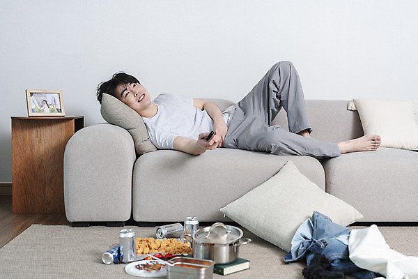 포토 JPG 전신 남자 맨라이프 액자 거실 남편 실내 한명 미소 들기 성인 옆모습 30대 소파 눕기 과자 한국인 냄비 리모컨 안주 즐거움 티비시청 캔맥주 이혼 싱글라이프 성인남자한명만 돌싱 국내포토 1 라이프스타일 감정 뷰포인트 의자 모션 디저트 맥주 표정 사람 동양인 내부 장년 캔 솥 시청_보고들음 남자한명만 성인남자만 파일형식