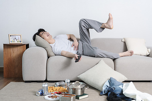 포토 JPG 전신 남자 맨라이프 액자 거실 남편 실내 한명 웃음 들기 성인 옆모습 30대 소파 눕기 과자 한국인 냄비 리모컨 안주 즐거움 티비시청 캔맥주 다리들기 이혼 싱글라이프 성인남자한명만 돌싱 국내포토 1 라이프스타일 감정 뷰포인트 의자 모션 디저트 맥주 표정 사람 동양인 내부 장년 캔 솥 시청_보고들음 남자한명만 성인남자만 파일형식