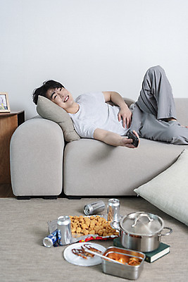 포토 JPG 전신 남자 맨라이프 거실 남편 실내 한명 미소 들기 성인 옆모습 30대 소파 눕기 과자 한국인 냄비 리모컨 안주 즐거움 티비시청 캔맥주 이혼 싱글라이프 성인남자한명만 돌싱 국내포토 1 라이프스타일 감정 뷰포인트 의자 모션 디저트 맥주 표정 사람 동양인 내부 장년 캔 솥 시청_보고들음 남자한명만 성인남자만 파일형식