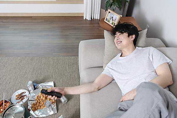 포토 JPG 남자 맨라이프 액자 거실 남편 실내 한명 미소 들기 상반신 성인 앞모습 30대 소파 눕기 과자 한국인 냄비 리모컨 안주 즐거움 티비시청 캔맥주 이혼 싱글라이프 성인남자한명만 돌싱 국내포토 1 라이프스타일 감정 뷰포인트 의자 모션 디저트 맥주 표정 사람 동양인 내부 장년 캔 솥 시청_보고들음 남자한명만 성인남자만 파일형식