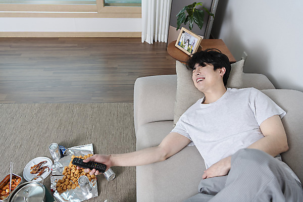 포토 JPG 남자 맨라이프 액자 거실 남편 실내 한명 미소 들기 상반신 성인 앞모습 30대 소파 눕기 과자 한국인 냄비 리모컨 안주 즐거움 티비시청 캔맥주 이혼 싱글라이프 성인남자한명만 돌싱 국내포토 1 라이프스타일 감정 뷰포인트 의자 모션 디저트 맥주 표정 사람 동양인 내부 장년 캔 솥 시청_보고들음 남자한명만 성인남자만 파일형식