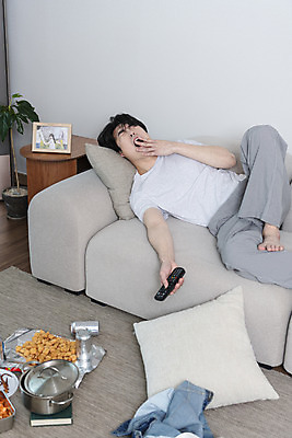 포토 JPG 전신 남자 맨라이프 액자 거실 남편 실내 한명 들기 성인 앞모습 30대 소파 눕기 과자 눈감음 한국인 냄비 리모컨 안주 하품 티비시청 캔맥주 이혼 싱글라이프 성인남자한명만 돌싱 국내포토 1 라이프스타일 뷰포인트 의자 모션 디저트 맥주 사람 동양인 내부 장년 캔 솥 생리현상 시청_보고들음 남자한명만 성인남자만 파일형식