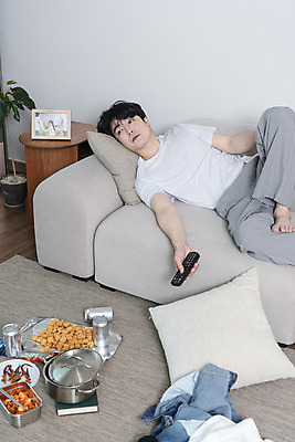 포토 JPG 전신 응시 남자 맨라이프 액자 거실 남편 실내 한명 들기 성인 앞모습 30대 소파 눕기 과자 한국인 냄비 리모컨 안주 티비시청 캔맥주 이혼 싱글라이프 성인남자한명만 돌싱 국내포토 1 라이프스타일 시선 뷰포인트 의자 모션 디저트 맥주 사람 동양인 내부 장년 캔 솥 시청_보고들음 남자한명만 성인남자만 파일형식