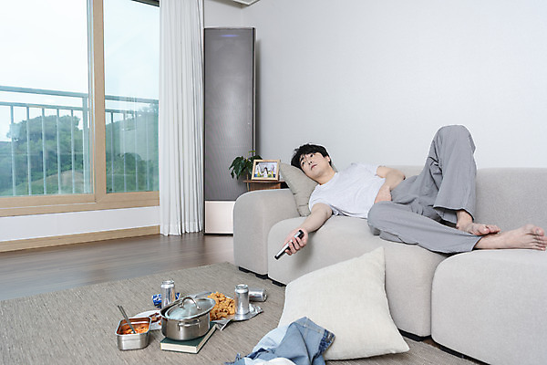 포토 JPG 전신 응시 남자 맨라이프 액자 거실 남편 실내 한명 들기 성인 옆모습 30대 소파 눕기 과자 한국인 냄비 리모컨 안주 티비시청 캔맥주 이혼 싱글라이프 성인남자한명만 돌싱 국내포토 1 라이프스타일 시선 뷰포인트 의자 모션 디저트 맥주 사람 동양인 내부 장년 캔 솥 시청_보고들음 남자한명만 성인남자만 파일형식