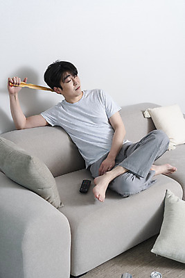 포토 JPG 전신 남자 맨라이프 거실 남편 실내 한명 들기 앉기 성인 옆모습 30대 소파 한국인 리모컨 우울감 이혼 효자손 싱글라이프 성인남자한명만 돌싱 긁기 공허 국내포토 1 라이프스타일 감정 뷰포인트 컨셉 의자 모션 사람 동양인 내부 장년 도구 남자한명만 성인남자만 파일형식
