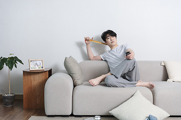 포토 JPG 전신 응시 남자 맨라이프 액자 거실 남편 실내 한명 들기 앉기 성인 앞모습 30대 소파 한국인 리모컨 우울감 이혼 효자손 싱글라이프 성인남자한명만 돌싱 긁기 공허 국내포토 1 라이프스타일 시선 감정 뷰포인트 컨셉 의자 모션 사람 동양인 내부 장년 도구 남자한명만 성인남자만 파일형식