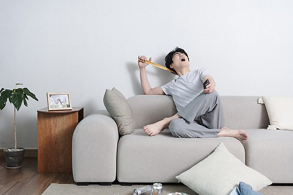 포토 JPG 전신 남자 맨라이프 액자 거실 남편 실내 한명 들기 앉기 성인 앞모습 30대 소파 한국인 리모컨 하품 우울감 이혼 효자손 싱글라이프 성인남자한명만 돌싱 긁기 공허 국내포토 1 라이프스타일 감정 뷰포인트 컨셉 의자 모션 사람 동양인 내부 장년 도구 생리현상 남자한명만 성인남자만 파일형식