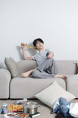 포토 JPG 전신 응시 남자 맨라이프 거실 남편 실내 한명 들기 앉기 성인 앞모습 30대 소파 과자 한국인 냄비 리모컨 안주 캔맥주 빨랫감 우울감 이혼 효자손 싱글라이프 성인남자한명만 돌싱 긁기 공허 국내포토 1 라이프스타일 시선 감정 뷰포인트 컨셉 의자 모션 디저트 맥주 사람 동양인 내부 장년 도구 캔 빨래 솥 남자한명만 성인남자만 파일형식