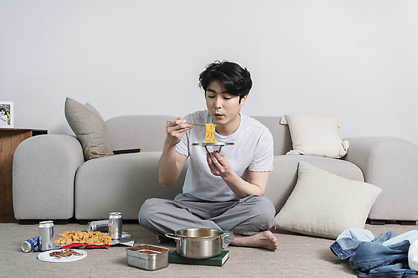 포토 JPG 전신 응시 남자 맨라이프 거실 남편 실내 한명 들기 앉기 성인 앞모습 30대 소파 과자 한국인 뚜껑 라면 냄비 불기 안주 빨랫감 이혼 싱글라이프 성인남자한명만 돌싱 국내포토 1 라이프스타일 시선 음식 뷰포인트 의자 모션 디저트 사람 동양인 내부 장년 면류 빨래 솥 남자한명만 성인남자만 파일형식