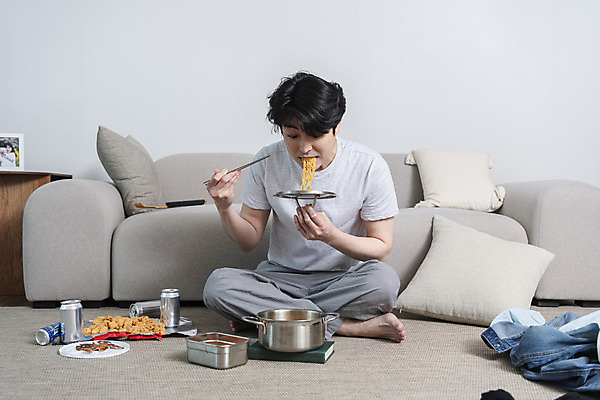 포토 JPG 전신 남자 맨라이프 거실 남편 실내 한명 들기 앉기 성인 앞모습 30대 소파 과자 한국인 뚜껑 라면 냄비 먹기 안주 빨랫감 이혼 싱글라이프 성인남자한명만 돌싱 국내포토 1 라이프스타일 음식 뷰포인트 의자 모션 디저트 사람 동양인 내부 장년 면류 빨래 솥 남자한명만 성인남자만 파일형식