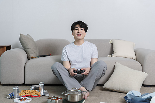 포토 JPG 전신 응시 남자 맨라이프 거실 남편 실내 한명 미소 들기 앉기 성인 앞모습 30대 소파 과자 한국인 게임 냄비 게임기 안주 즐거움 캔맥주 빨랫감 이혼 싱글라이프 성인남자한명만 돌싱 국내포토 1 라이프스타일 시선 감정 뷰포인트 의자 모션 놀이 디저트 맥주 표정 사람 동양인 내부 장년 캔 빨래 솥 남자한명만 성인남자만 파일형식