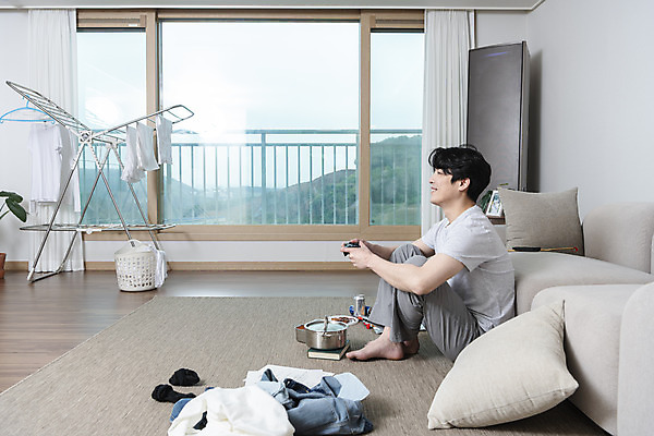 포토 JPG 전신 남자 맨라이프 거실 창문 남편 실내 한명 들기 앉기 성인 옆모습 30대 소파 한국인 게임 냄비 즐거움 빨래건조대 빨랫감 이혼 싱글라이프 성인남자한명만 돌싱 국내포토 1 라이프스타일 감정 뷰포인트 의자 모션 놀이 사람 동양인 내부 장년 빨래 솥 빨래대 남자한명만 성인남자만 파일형식