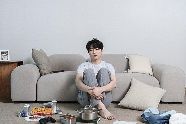 포토 JPG 전신 응시 남자 맨라이프 거실 남편 실내 한명 앉기 성인 앞모습 30대 소파 과자 한국인 고독 냄비 안주 캔맥주 빨랫감 우울감 우울증 이혼 싱글라이프 성인남자한명만 돌싱 공허 국내포토 1 라이프스타일 시선 감정 뷰포인트 컨셉 의자 모션 디저트 맥주 사람 동양인 내부 장년 캔 빨래 질병 솥 남자한명만 성인남자만 파일형식