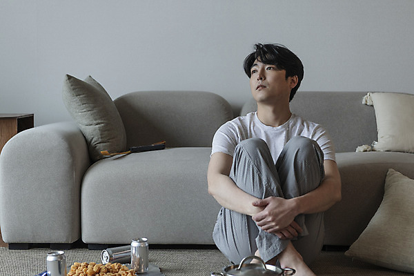 포토 JPG 전신 응시 남자 맨라이프 거실 남편 실내 한명 앉기 성인 앞모습 30대 소파 과자 한국인 고독 안주 캔맥주 우울감 우울증 이혼 싱글라이프 성인남자한명만 돌싱 공허 국내포토 1 라이프스타일 시선 감정 뷰포인트 컨셉 의자 모션 디저트 맥주 사람 동양인 내부 장년 캔 질병 남자한명만 성인남자만 파일형식