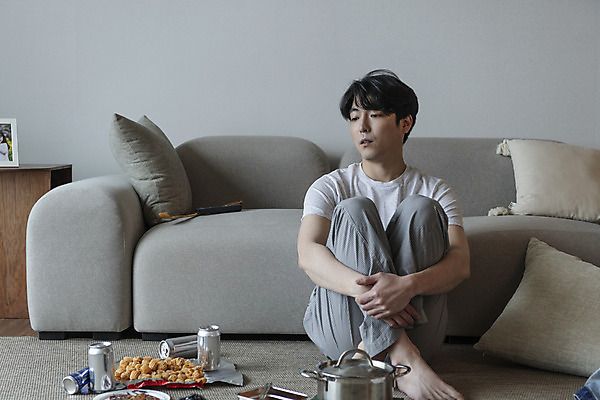포토 JPG 전신 응시 남자 맨라이프 거실 남편 실내 한명 앉기 성인 앞모습 30대 소파 과자 한국인 고독 냄비 안주 캔맥주 빨랫감 우울감 우울증 이혼 싱글라이프 성인남자한명만 돌싱 공허 국내포토 1 라이프스타일 시선 감정 뷰포인트 컨셉 의자 모션 디저트 맥주 사람 동양인 내부 장년 캔 빨래 질병 솥 남자한명만 성인남자만 파일형식