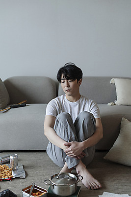 포토 JPG 전신 응시 남자 맨라이프 거실 남편 실내 한명 앉기 성인 앞모습 30대 소파 과자 한국인 고독 냄비 안주 캔맥주 우울감 우울증 이혼 싱글라이프 성인남자한명만 돌싱 공허 국내포토 1 라이프스타일 시선 감정 뷰포인트 컨셉 의자 모션 디저트 맥주 사람 동양인 내부 장년 캔 질병 솥 남자한명만 성인남자만 파일형식