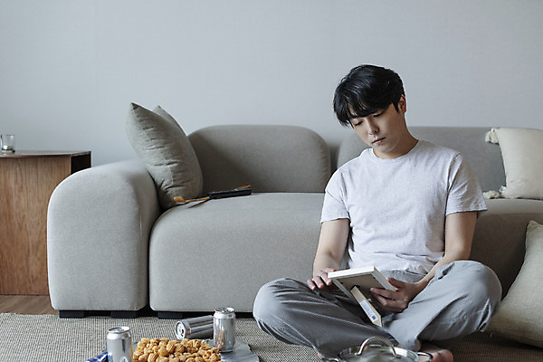 포토 JPG 전신 응시 남자 맨라이프 액자 거실 남편 실내 한명 들기 앉기 성인 앞모습 30대 소파 과자 한국인 고독 안주 그리움 캔맥주 우울감 우울증 이혼 싱글라이프 성인남자한명만 돌싱 공허 국내포토 1 라이프스타일 시선 감정 뷰포인트 컨셉 의자 모션 디저트 맥주 사람 동양인 내부 장년 캔 질병 남자한명만 성인남자만 파일형식