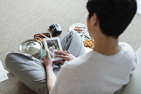 포토 JPG 전신 남자 딸 맨라이프 액자 거실 남편 실내 한명 들기 앉기 성인 뒷모습 30대 소파 한국인 고독 냄비 그리움 우울감 우울증 이혼 싱글라이프 성인남자한명만 돌싱 공허 국내포토 1 라이프스타일 감정 뷰포인트 컨셉 의자 가족 모션 사람 동양인 내부 장년 질병 솥 남자한명만 성인남자만 파일형식