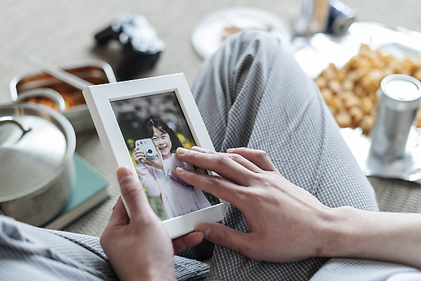포토 JPG 남자 딸 맨라이프 액자 남편 실내 한명 들기 앉기 성인 앞모습 아웃포커스 30대 한국인 하반신 고독 그리움 우울감 우울증 이혼 싱글라이프 성인남자한명만 돌싱 공허 국내포토 1 라이프스타일 감정 뷰포인트 컨셉 가족 모션 촬영기법 사람 동양인 내부 장년 질병 남자한명만 성인남자만 파일형식