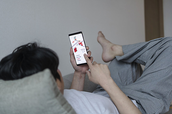 포토 JPG 전신 남자 맨라이프 남편 실내 한명 들기 성인 옆모습 30대 스마트폰 소파 눕기 한국인 주문 우울감 이혼 싱글라이프 성인남자한명만 돌싱 음식배달 공허 국내포토 1 라이프스타일 감정 뷰포인트 컨셉 의자 모션 사람 동양인 내부 장년 핸드폰 스마트기기 배송 남자한명만 성인남자만 파일형식